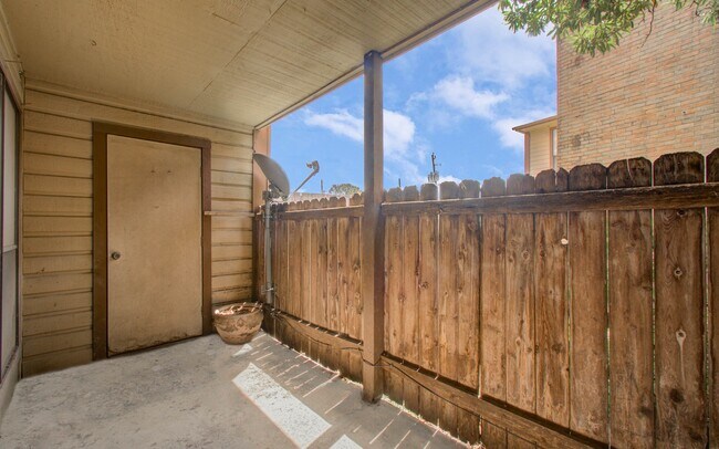 Building Photo - 9000 Bissonnet St