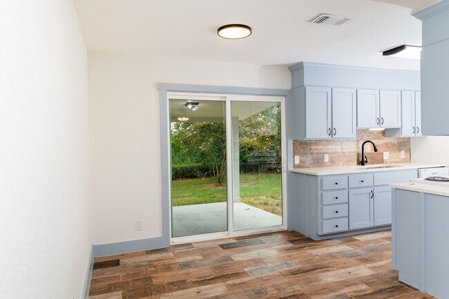 Building Photo - 811 Matchett St