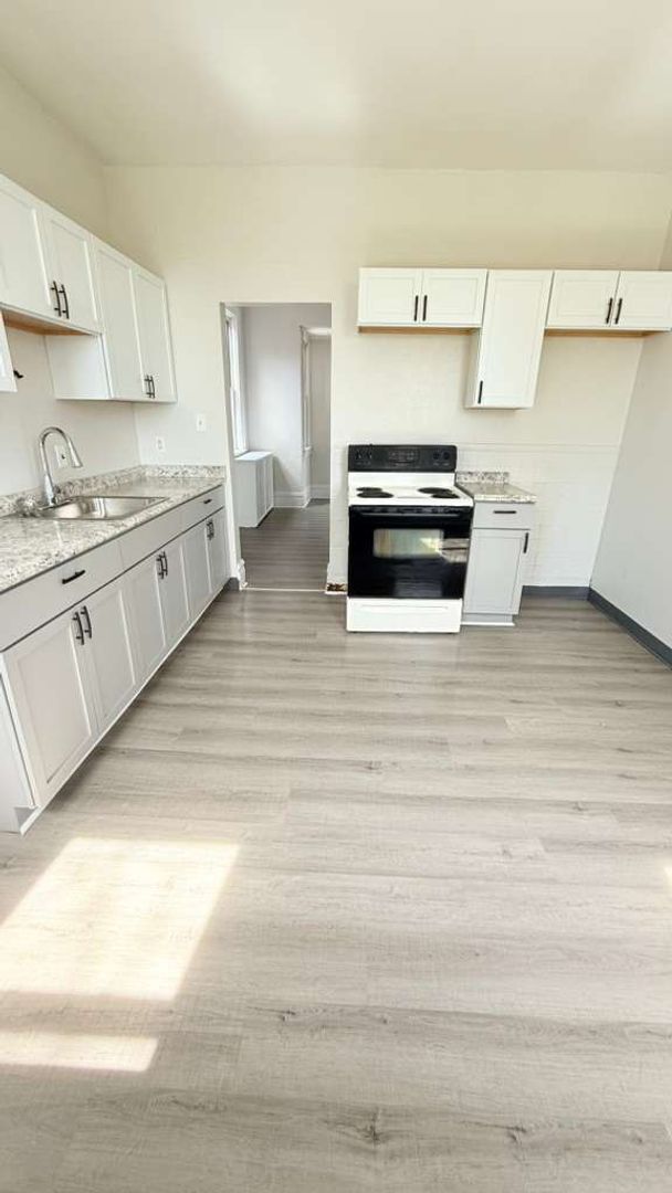 Building Photo - Spacious 4BR 1.5BA Single Family Home in Carrick