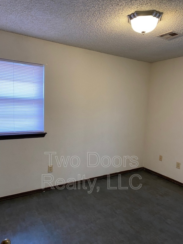Building Photo - 3013 Gwendolyn Ln