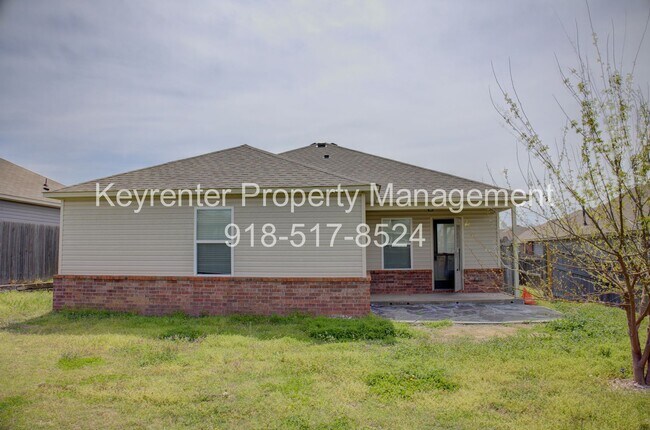 Building Photo - Coming Soon! 3 bed/2 bath!