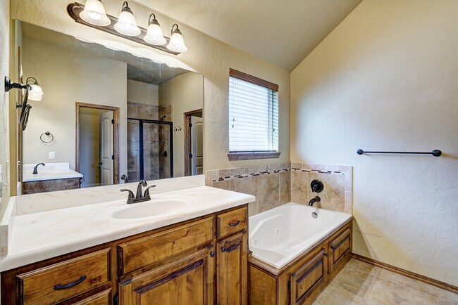 Building Photo - 1713 Pinewood Dr