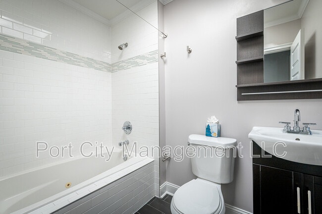 Building Photo - 724 S Ellwood Ave