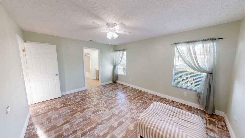 Building Photo - 2219 Umbrella Tree Dr