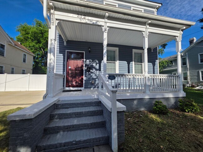 Building Photo - 212 Elm Ave