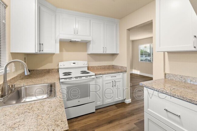 Building Photo - 940 Palm Cir