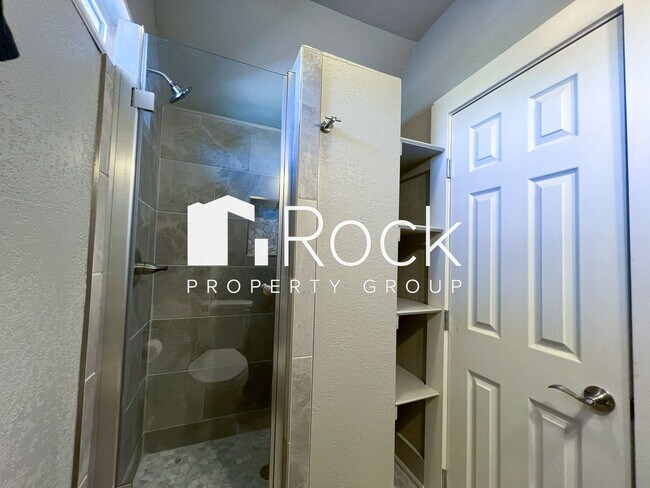 Building Photo - Must See 3 Bedroom/3 Bathroom Home near Edgemere Park