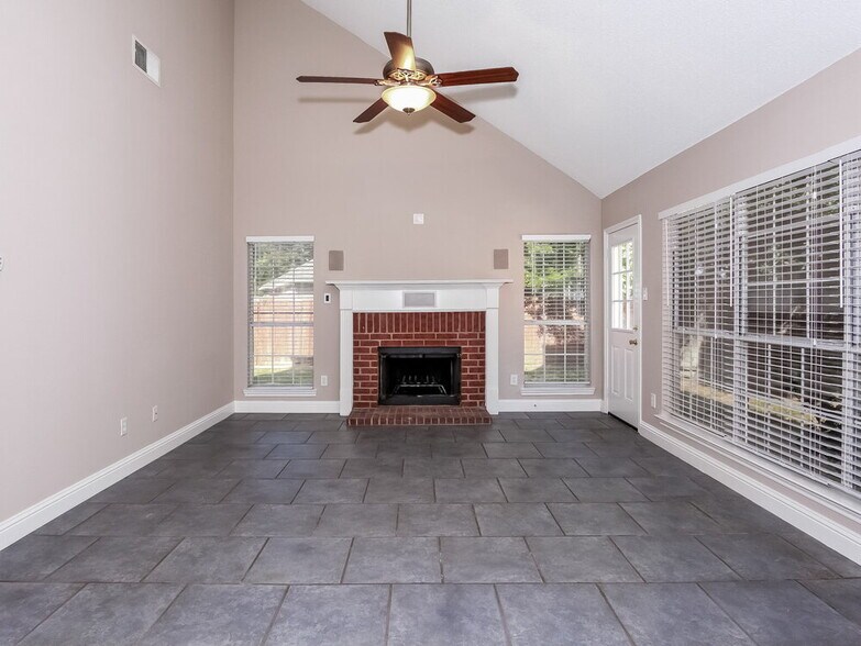 Building Photo - 952 Azalia Dr