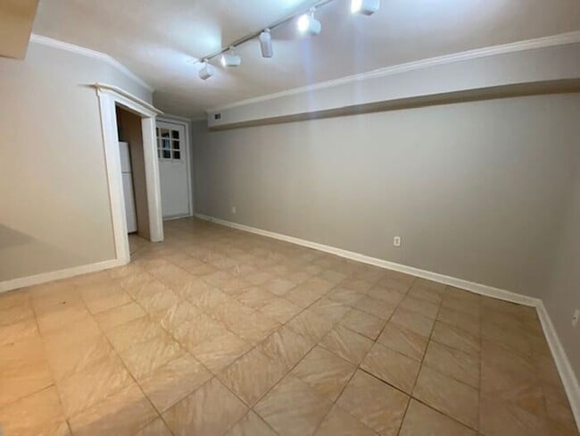 Building Photo - Charming 2-Bedroom Apartment in the Heart ...
