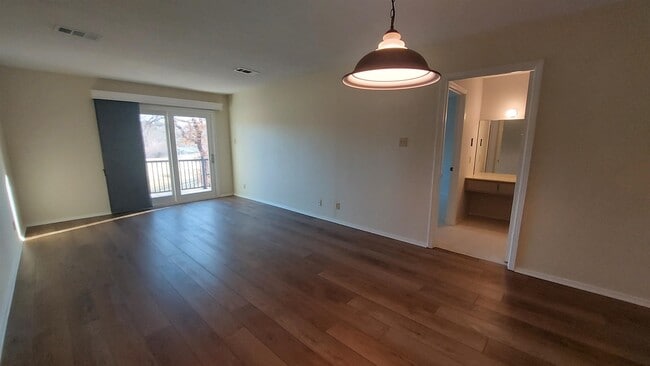 Building Photo - 1214 Hi Stirrup