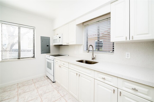 Building Photo - 2340 SW 16th St