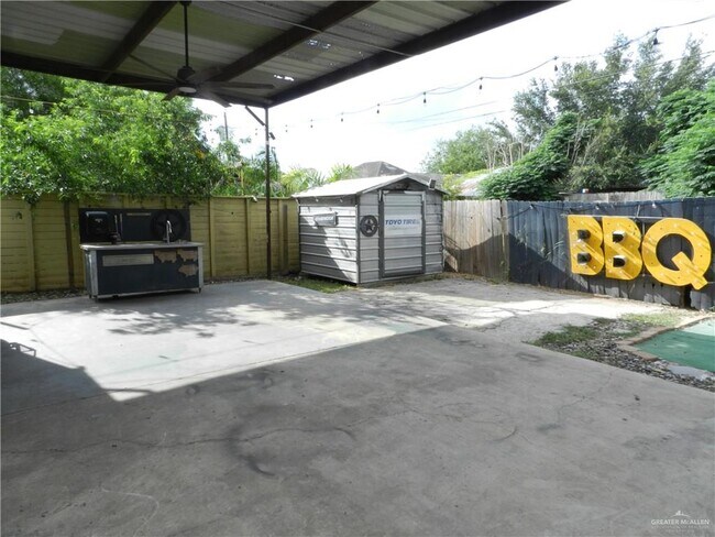 Building Photo - 1718 E Juarez Ave