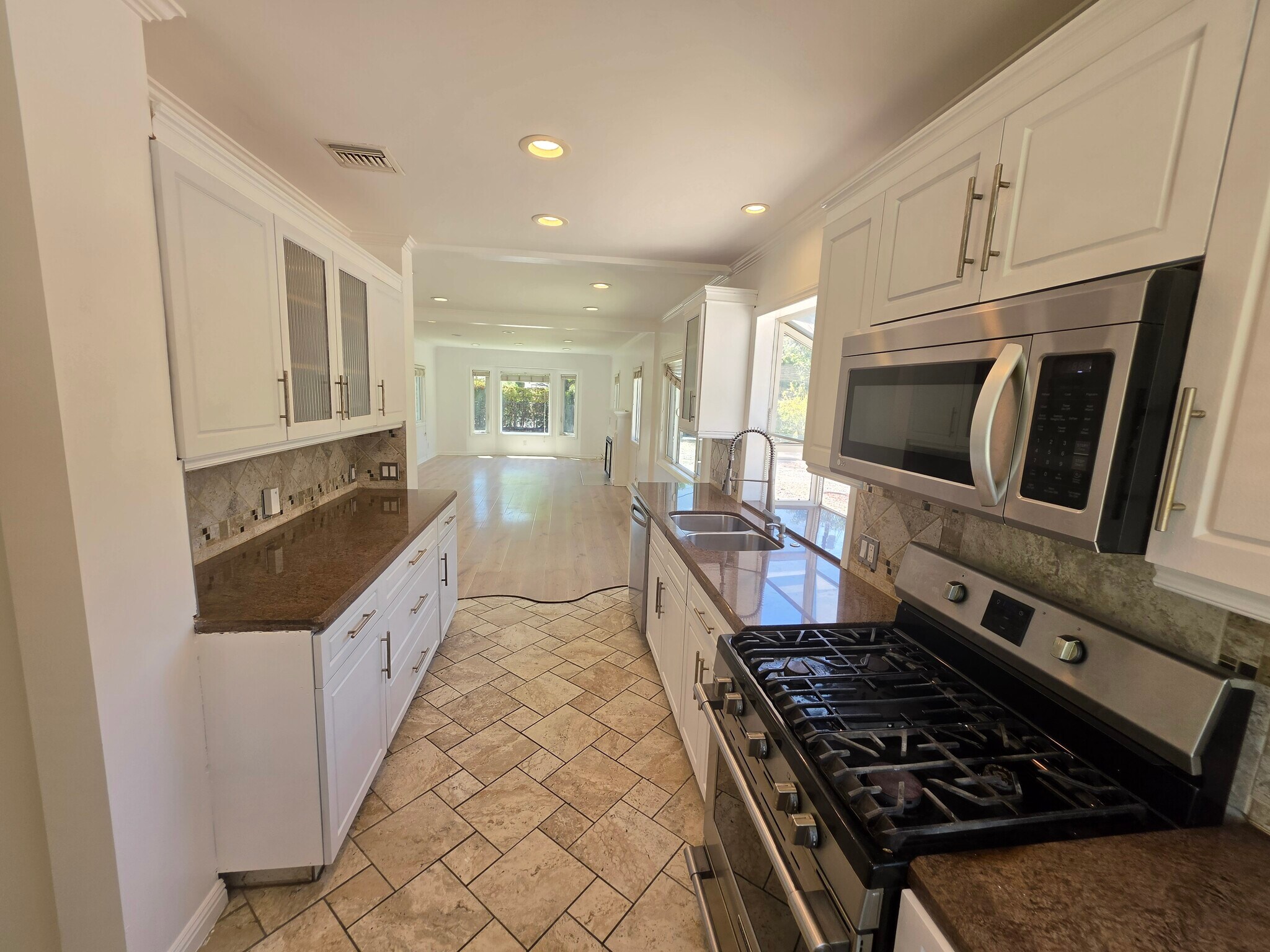 Building Photo - 9805 La Tuna Canyon Rd