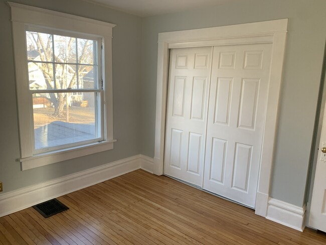 Building Photo - 628 37th St