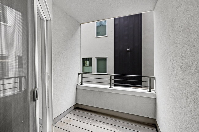 Building Photo - $3,495 = 2 Bed, 2 Bath Townhome in Denver ...