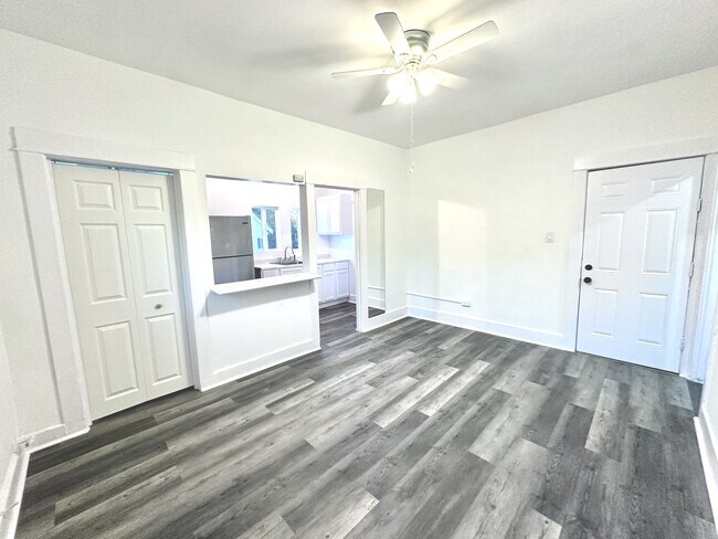 Building Photo - 1278-04 N Wilton Place