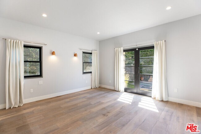 Building Photo - 1203 N Poinsettia Pl