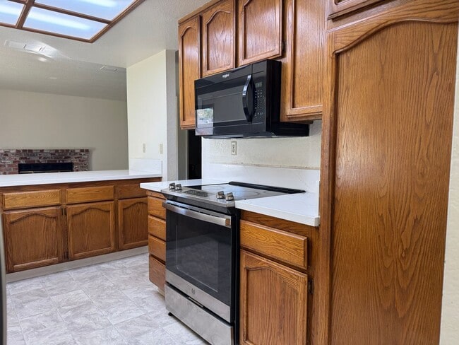 Building Photo - Roseville home with large backyard