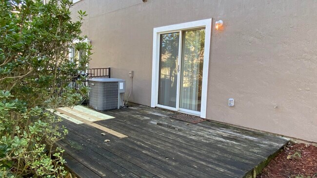 Building Photo - 565 Scrub Jay Dr