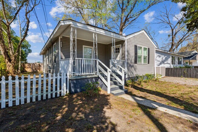 Building Photo - Chic & Modern North Charleston Home with Spacious Backyard
