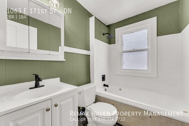 Building Photo - 1063 E 171st St