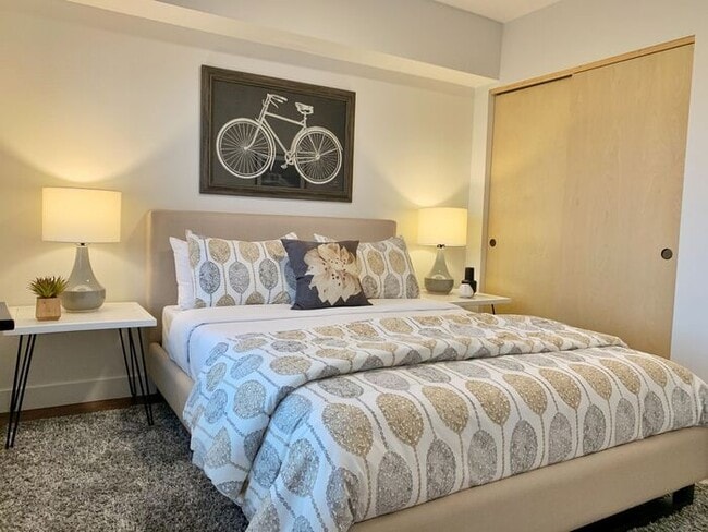 Building Photo - Luxury top floor 2bd in the heart of Sellw...