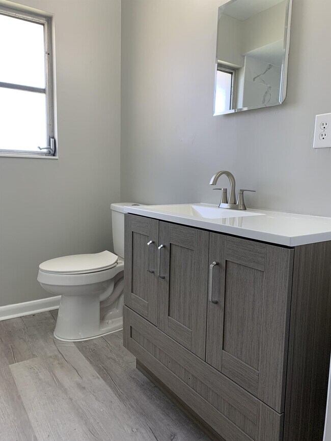 Building Photo - 1920 W Lakeview Blvd