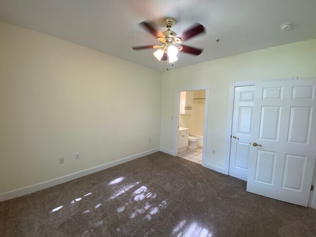 Building Photo - Pristine move in ready Condo located in He...