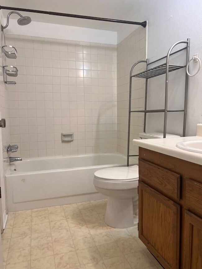 Building Photo - Newly Updated 1 Bedroom / 1 Bathroom Condo...