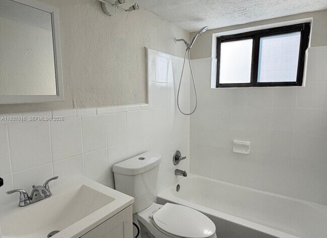 Building Photo - 805 W 30th St