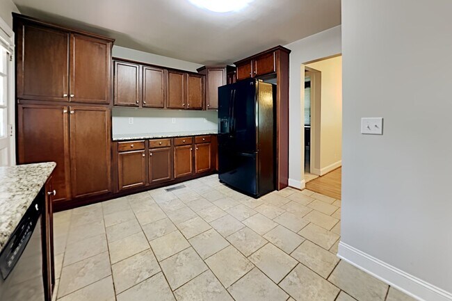 Building Photo - 534 Whispering Hills Dr