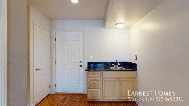 Building Photo - 11622 Oxnard St