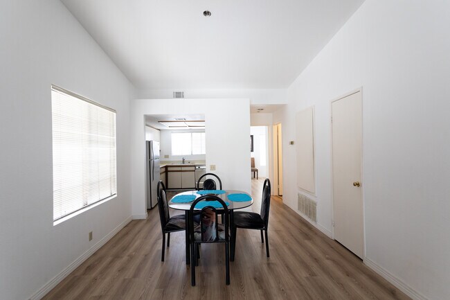 Building Photo - 505 S Farrell Dr