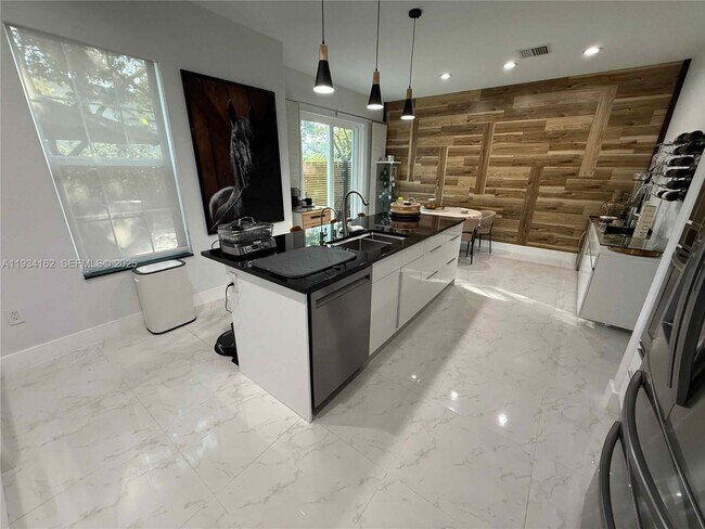 Building Photo - 6923 Julia Gardens Dr