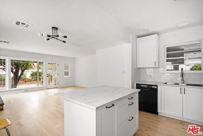 Building Photo - 15915 Wyandotte St