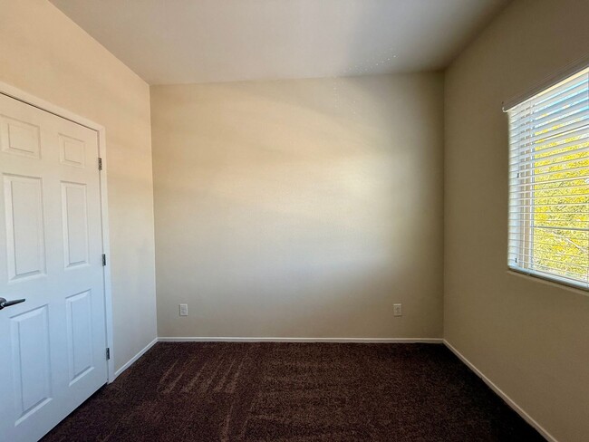 Building Photo - 3 BED 2.5 BATH 2 CAR GARAGE HOME w/ LOFT &...