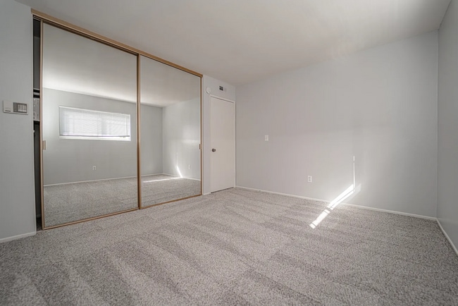Building Photo - Beautiful 4 Bd Townhouse