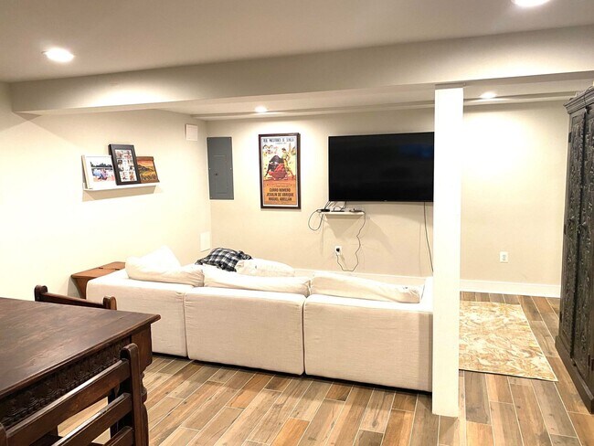 Building Photo - Beautifully remodeled 5 bed / 3 bath on pr...