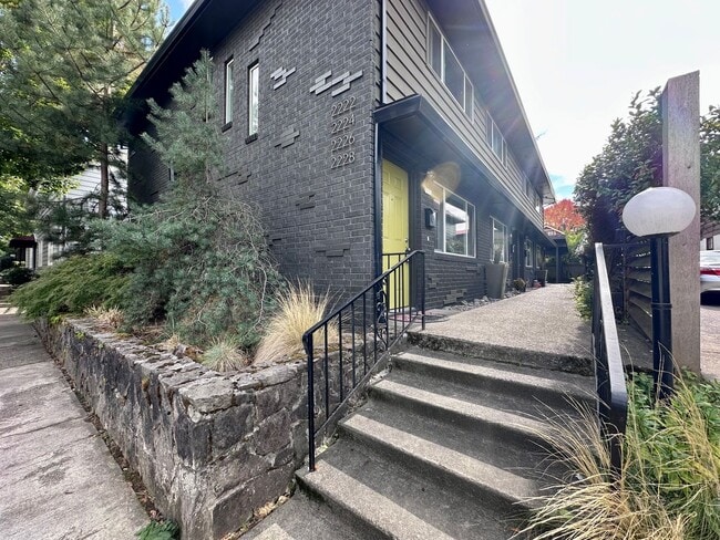 Building Photo - Charming 2-Bedroom Townhome in Sullivan's ...