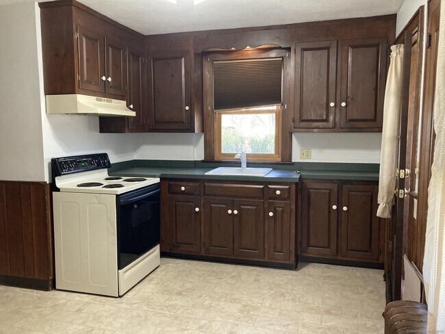 Building Photo - 5 Ridge Rd