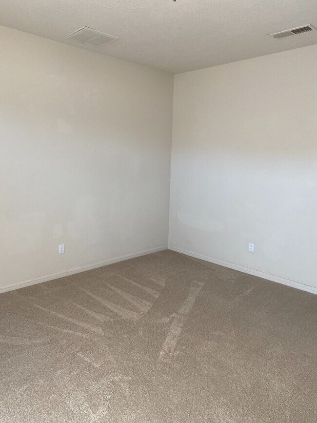 Building Photo - Beautiful 4 bedroom 3.75 bath in gated com...
