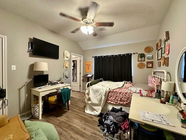 Building Photo - Move-In Ready Private Rooms Available Now!