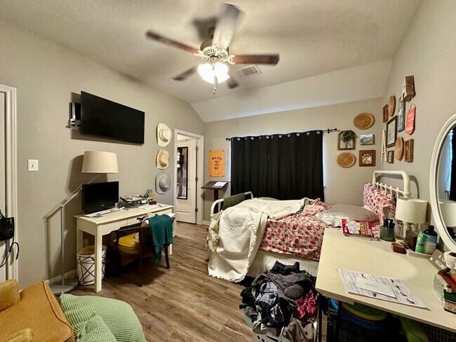 Building Photo - Spacious 4-Bed, 4.5-Bath Home in the Heart of the Baylor Bubble!