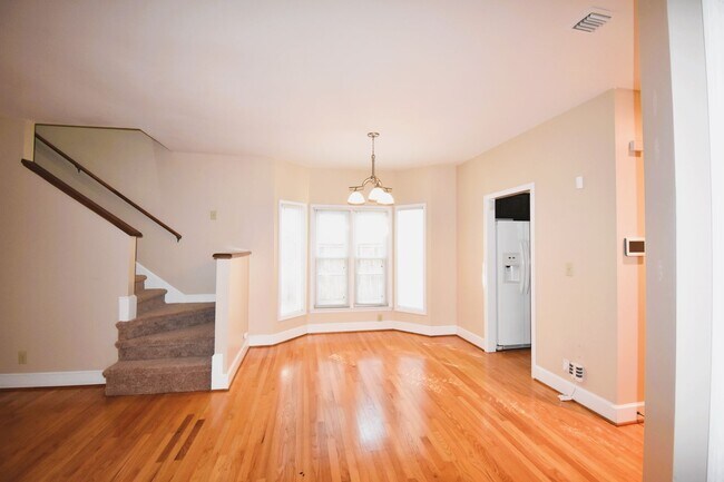 Building Photo - 3 Bedroom 2 Bathroom Townhome- Pets Considered