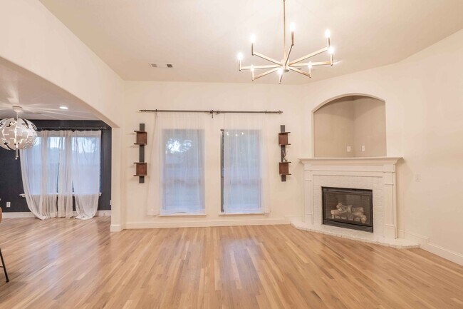 Building Photo - Large 3 Bed 2 Bath House in Broken Arrow - Available Mid March