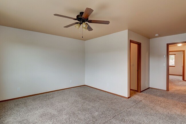 Building Photo - Conveniently Located 3 Bedroom Townhouse