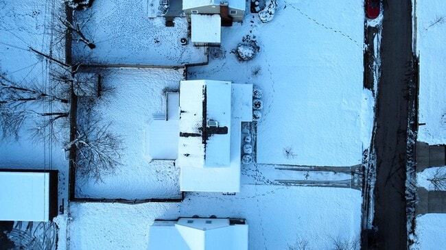 Building Photo - 2063 Inchcliff Rd