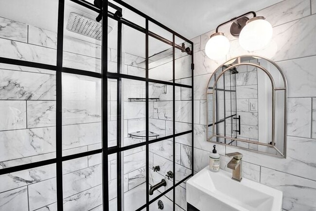 Building Photo - Elegant 1BR Basement Suite in Downtown His...
