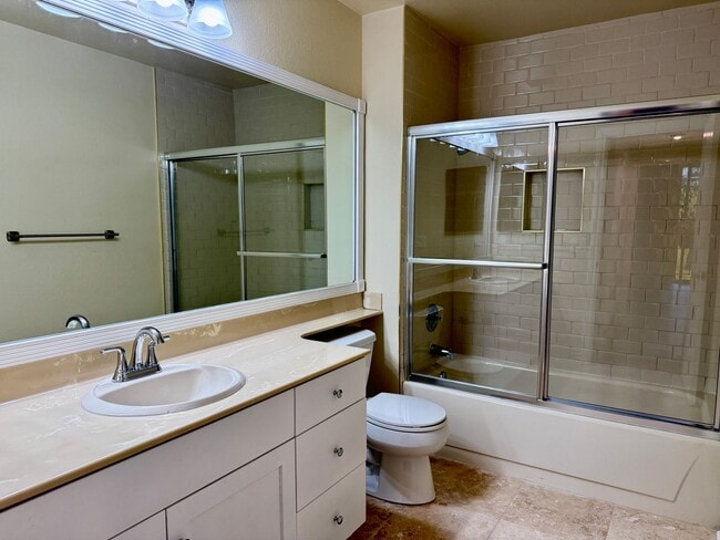 Building Photo - HUGE 2BD/2BA Bankers Hill Condo! ASSIGNED GARAGE PARKING! POOL!