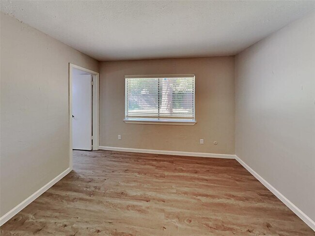 Building Photo - 519 Windsor Dr